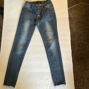 The Style Between Us Skinny Blue Jean w/button up fly Juniors 1 W25